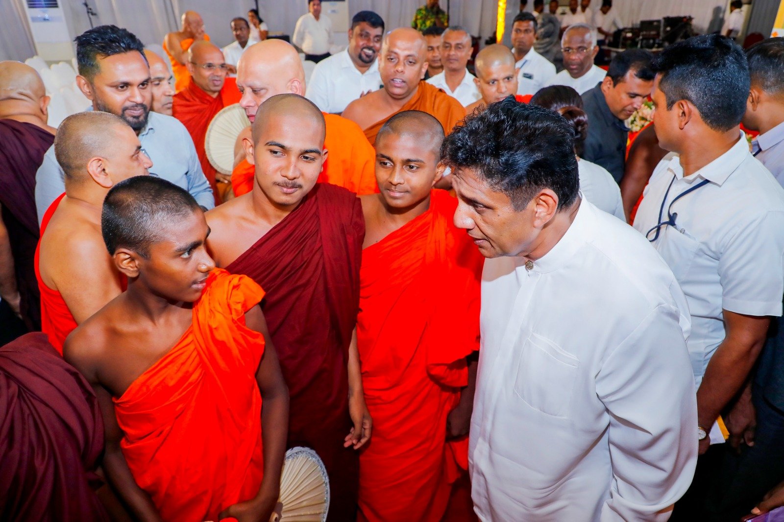 රට වැටී තියෙන වෙලාවේ මහා සංඝරත්නය ප්‍රමුඛ ආගමික නායකයන්ගේ අවවාද-අනුශාසනා මත රට ඉදිරියට ගෙනියනවා – සජිත්ගෙන් ප්‍රතිඥාවක් (VIDEO)